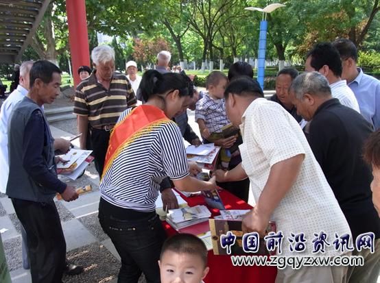 天津富泉走进东丽广场<a href=http://www.fenghenever.com/ target=_blank class=infotextkey><a href=http://www.fenghenever.com/ target=_blank class=infotextkey>宣传</a></a>中国<a href=http://www.tjfuquan.com/ target=_blank class=infotextkey>金币</a>知识.JPG