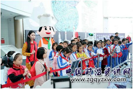 图片包含 人员, 室内, 建筑物已生成极高可信度的说明